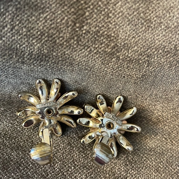 Vintage Kramer Daisy Clip Earrings - Picture 3 of 4